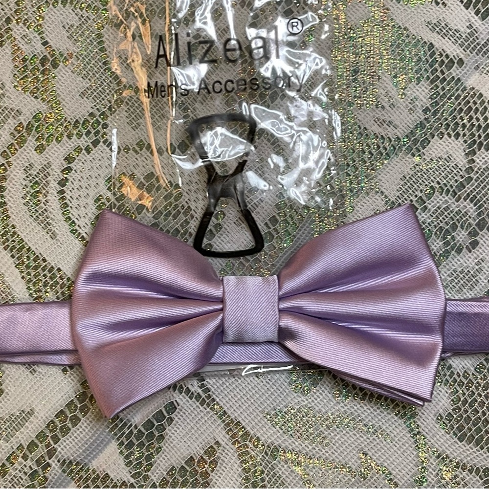 Alizeal bow tie NWT {New in bag} Lilac